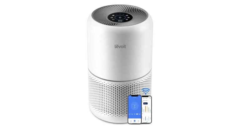 Smartphone con app VeSync controlla purificatore Levoit Core S mostrando qualità aria PM2.5