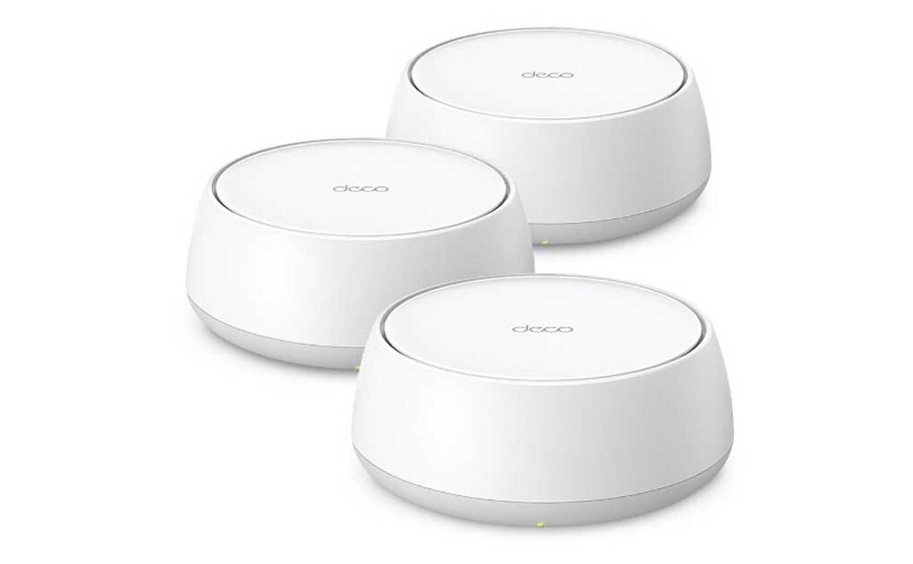 Sistema router mesh TP-Link Deco BE3600 con design cilindrico bianco opaco installato su mensola in ambiente living