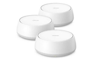 Sistema router mesh TP-Link Deco BE3600 con design cilindrico bianco opaco installato su mensola in ambiente living