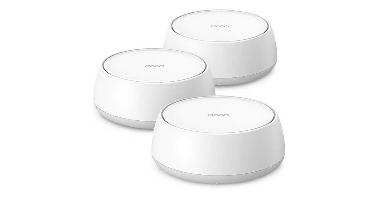 Sistema router mesh TP-Link Deco BE3600 con design cilindrico bianco opaco installato su mensola in ambiente living