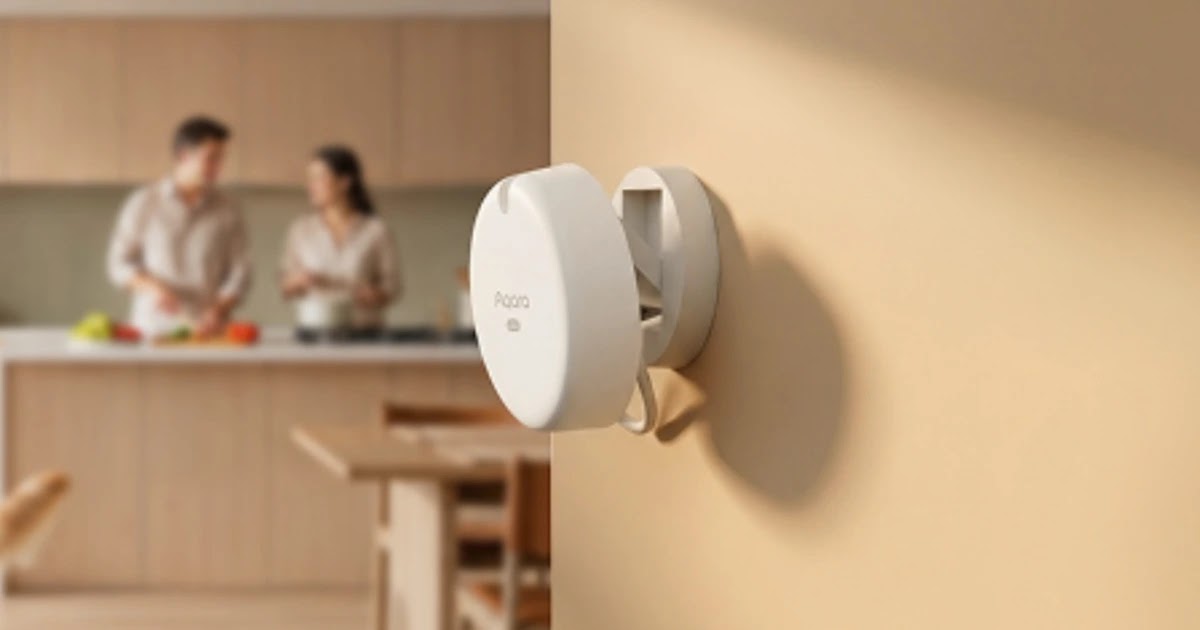 Sensore Aqara Spatial Multi-Sensor FP400 con radar mmWave a 60 GHz installato a parete con supporto orientabile in ambiente living open space