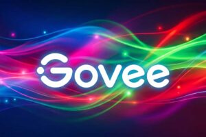 Logo Govee illuminato su sfondo astratto con scie luminose multicolore RGBIC per luci smart