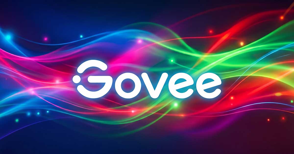 Logo Govee illuminato su sfondo astratto con scie luminose multicolore RGBIC per luci smart